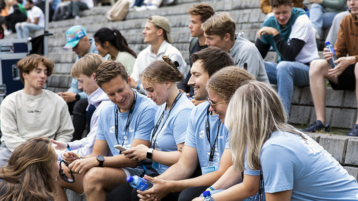 Studenter i blå t-skjorter under studiestart på studiested Lillehammer. 