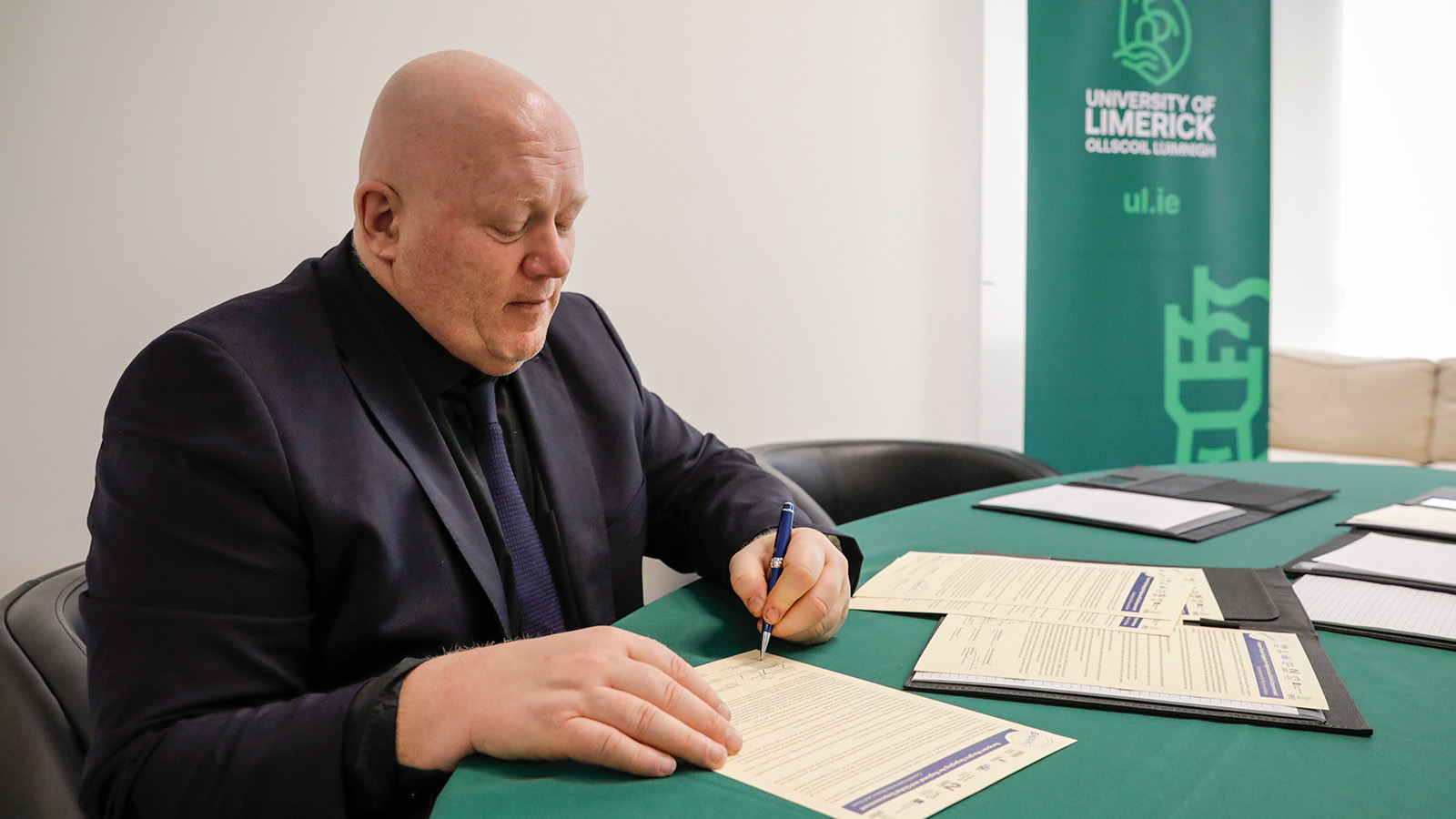 Rektor Peer Jacob Svenkerud signerer avtalen. (Foto: © Elio Germani/ BR&U))