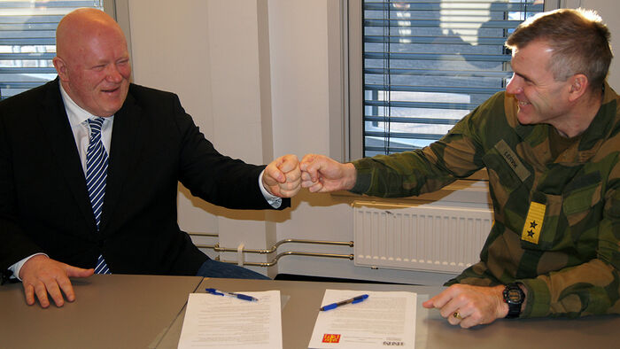 Rektor og sjefen i Hæren som signerer en intensjonsavtale. 