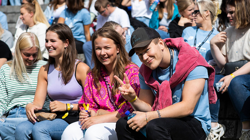 Bilder av studenter under studiestart på Lillehammer 2022, med HINN-skilt