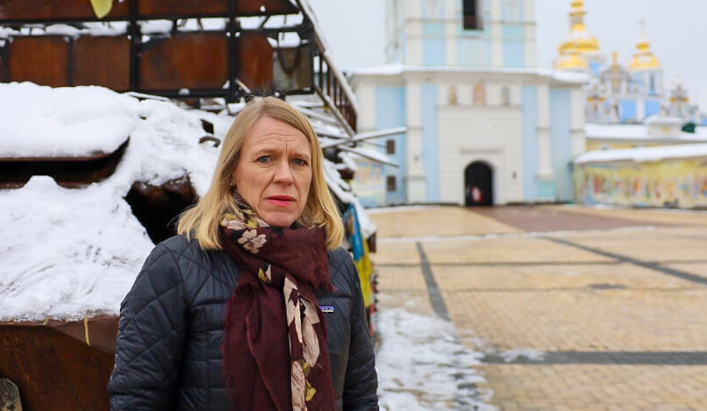 Anniken Huitfeldt ute i Kyiv foran en kirke