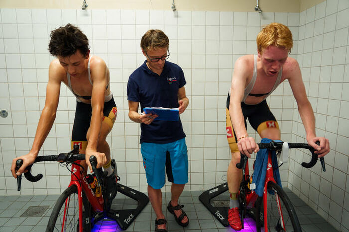 To syklister på ergometersykkel i en dusj