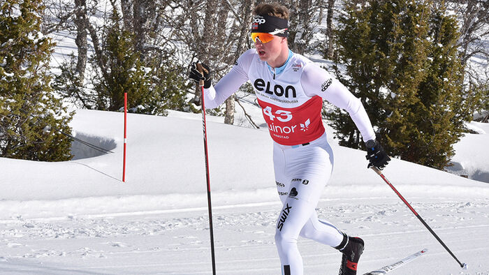 Mannlig skiløper som går konkurranse. 