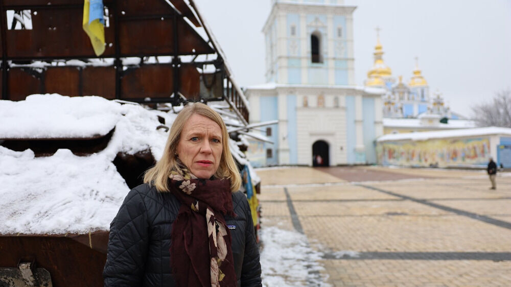 Anniken Huitfeldt foran en barrikade med en kirke i Kyiv i bakgrunnen