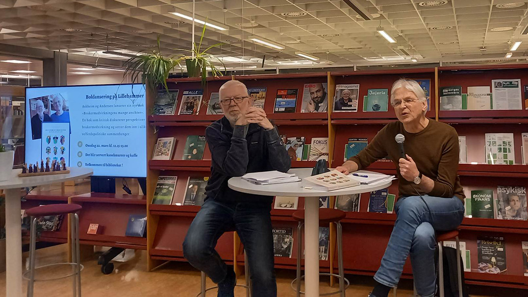Ole Petter Askheim og lanserer sin nye bok i Biblioteket på Lillehammer
