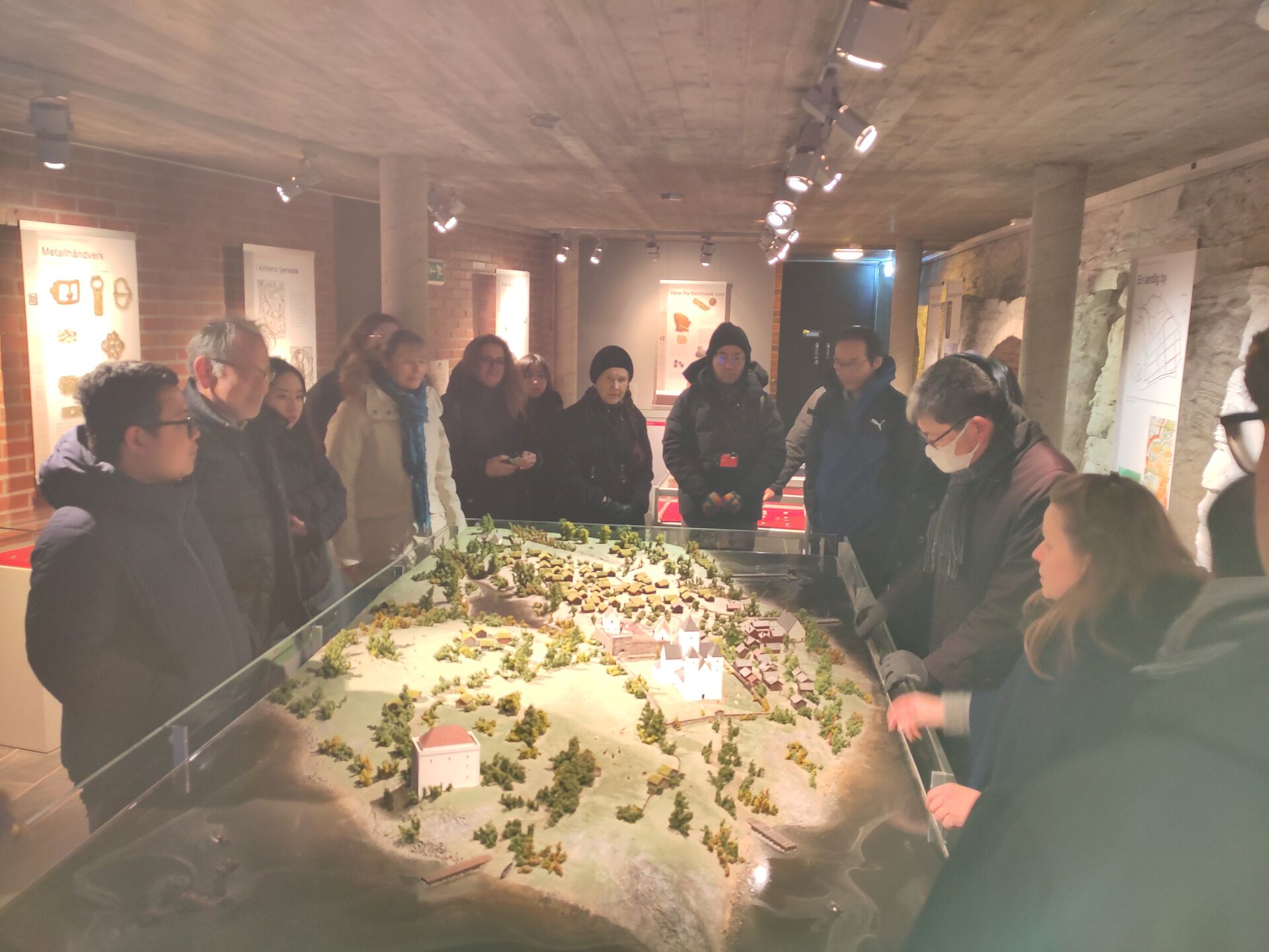 Seminar deltagere ser på et landskapsoversikt over Hamar på 1400-tallet