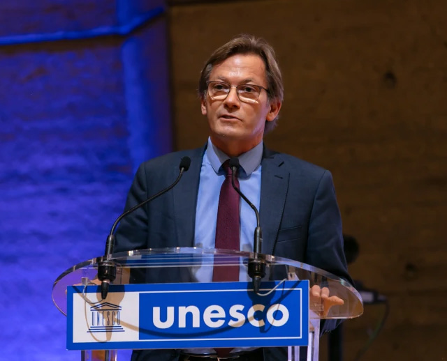 Direktøren for UNESCOs Future of Learning and Innovation Division, Sobhi Tawil  på talerstol