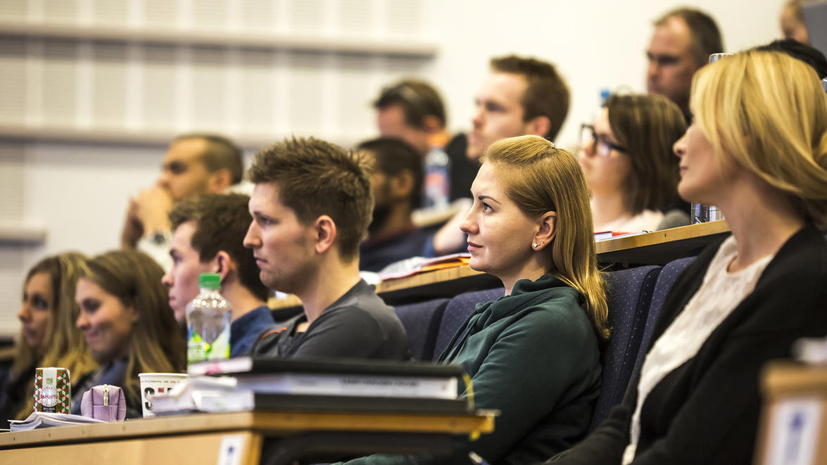 Students in an auditorium watching a lecture (Photo: INN)