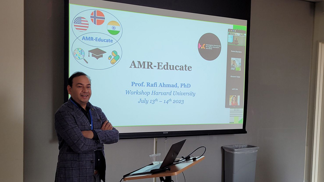 Professor Rafi Ahmad at INN University talking to the audience at the workshop. 