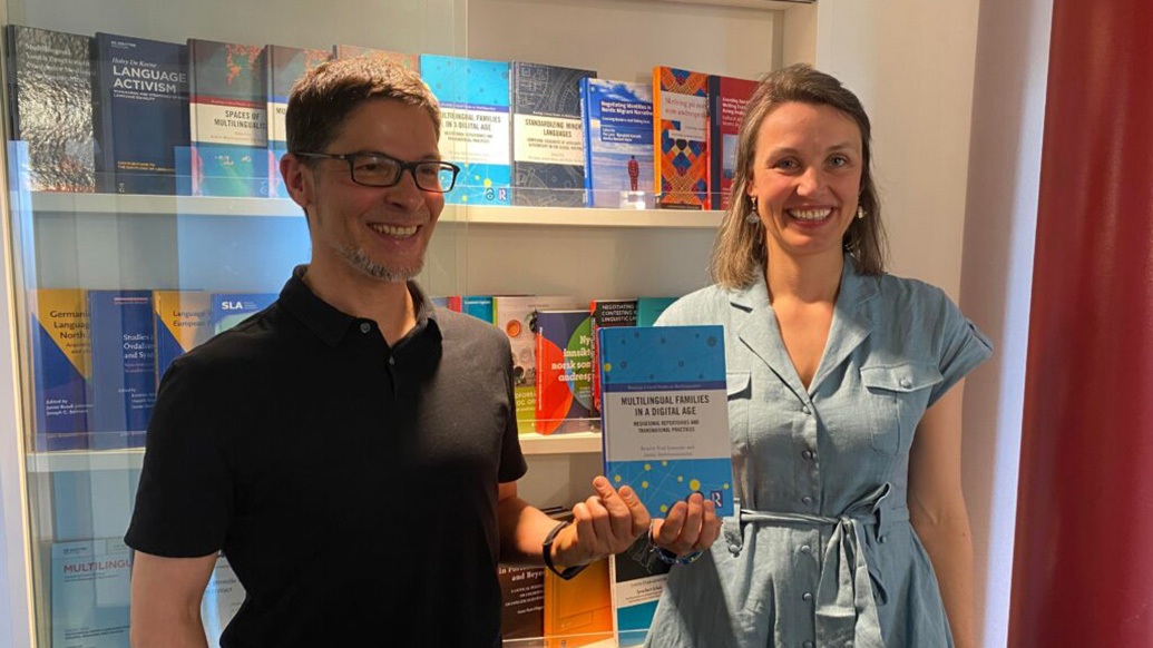 The authors Jannis Androutsopoulus and Kristin Vold Lexander with the new book.