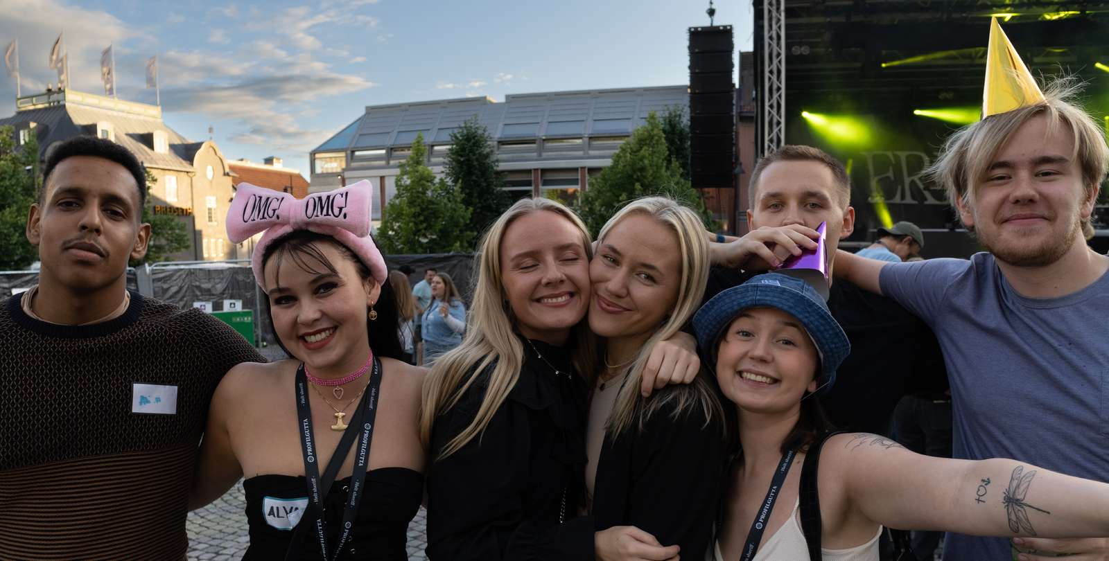 Bilde av blide studenter på konsert i Lillehammer sentrum
