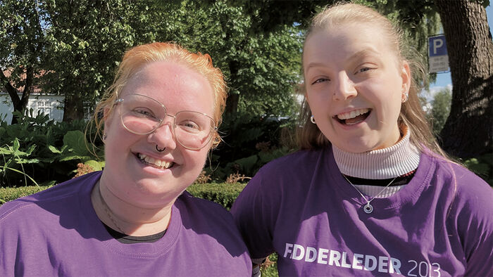 Portrettfoto av to fadderledere på Hamar i lilla t-skjorter. 