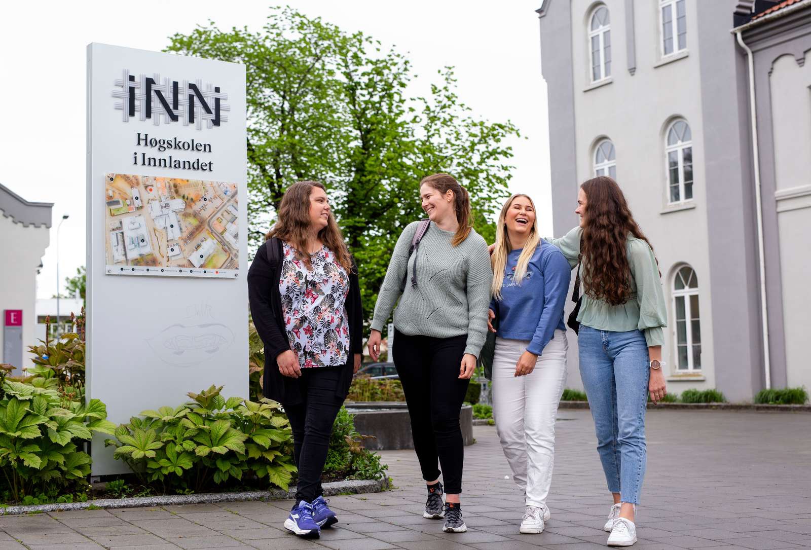 Fire kvinnelige studenter i munter samtale utenfor studiested Hamar.