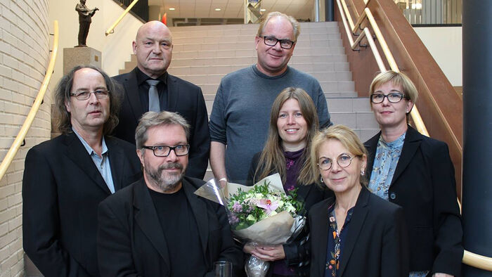 Camilla Kvaal (i midten) sammen med veiledere, oppnonenter og ledelsen ved fakultetet etter vel overstått disputas