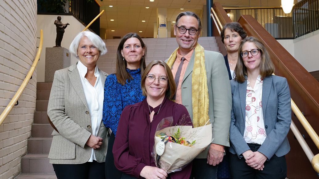 En glad Agnes Westgaard Bjelkerud sammen med veiledere og fakultetsrepresentanter etter at disputasen var gjennomført. 