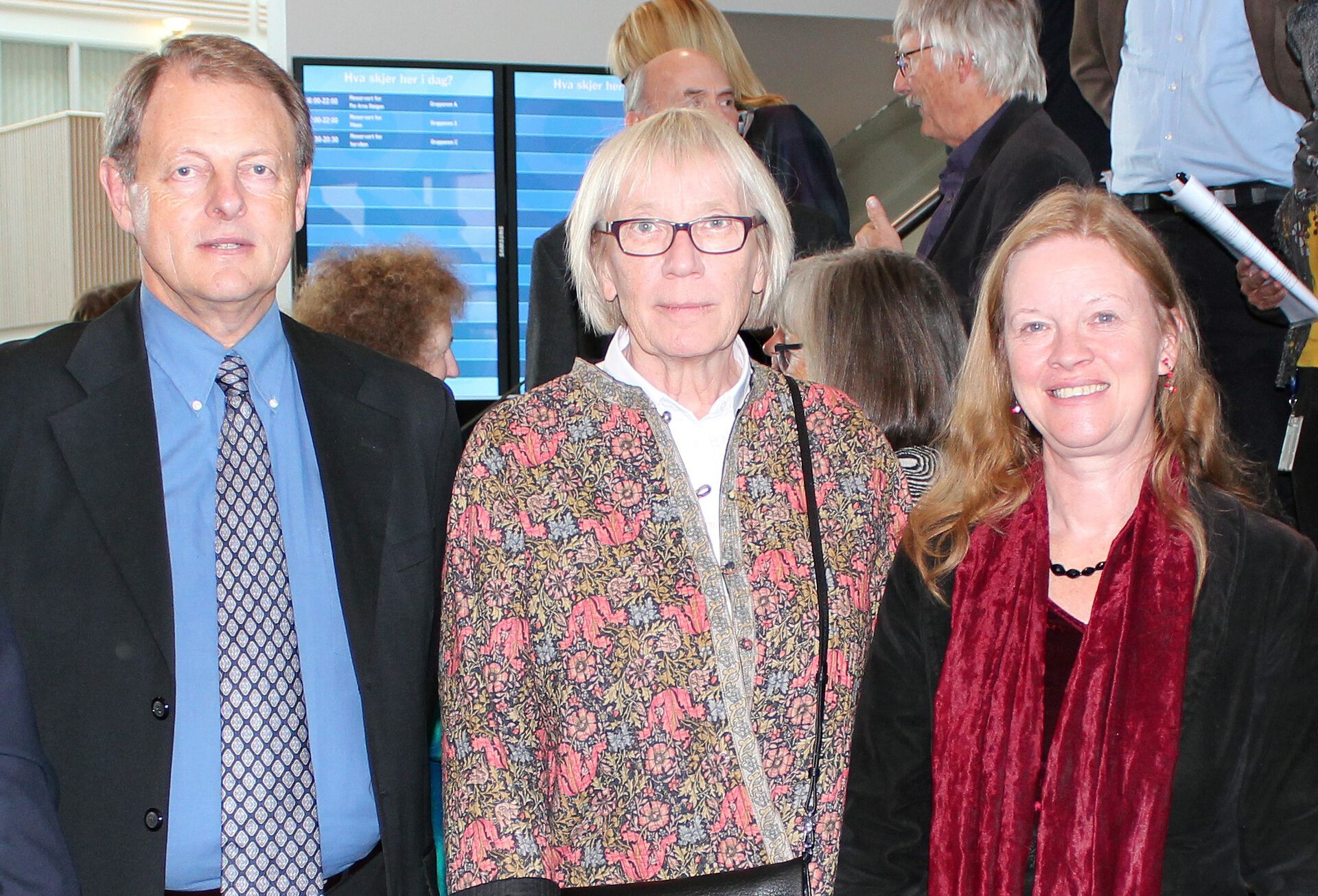 Et bilde av æresdoktorene ved PROFF. Fra venstre: Jim Cummins, Karin Sveen og Lucy Green