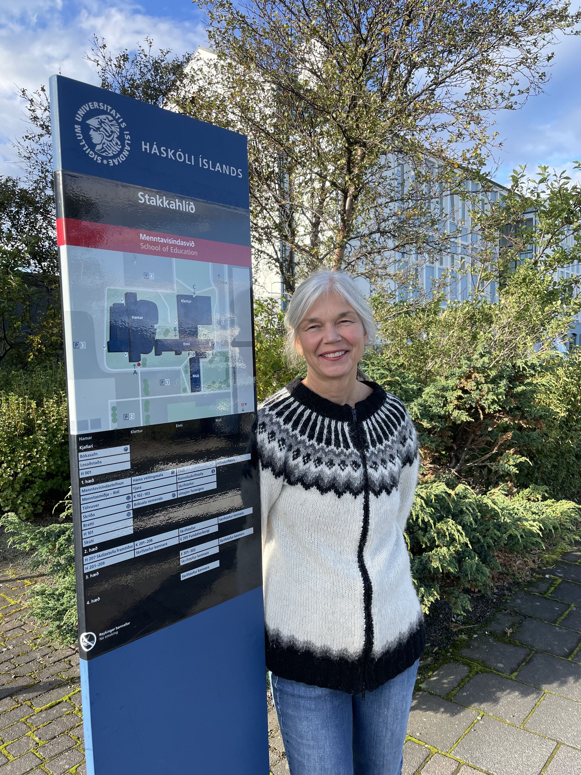 Bilde av Nina Utvær Jacobsen foran bygninger ved Universitetet på island