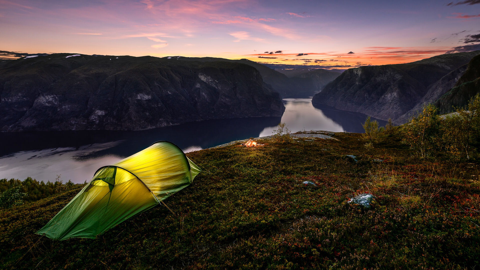 Telt på en fjellhylle i solnedgang over Aurlandsfjorden