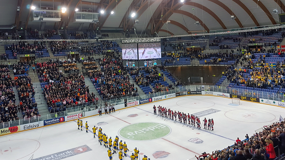 BIlde fra tribuinen i Håkopns hall ut på isen under Hockey Classic-oppgjøret mellom Lillehammer og Storhamar