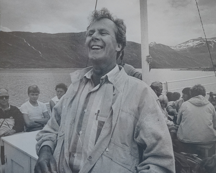Sort hvitt foto av en smilende Erling Norvik.