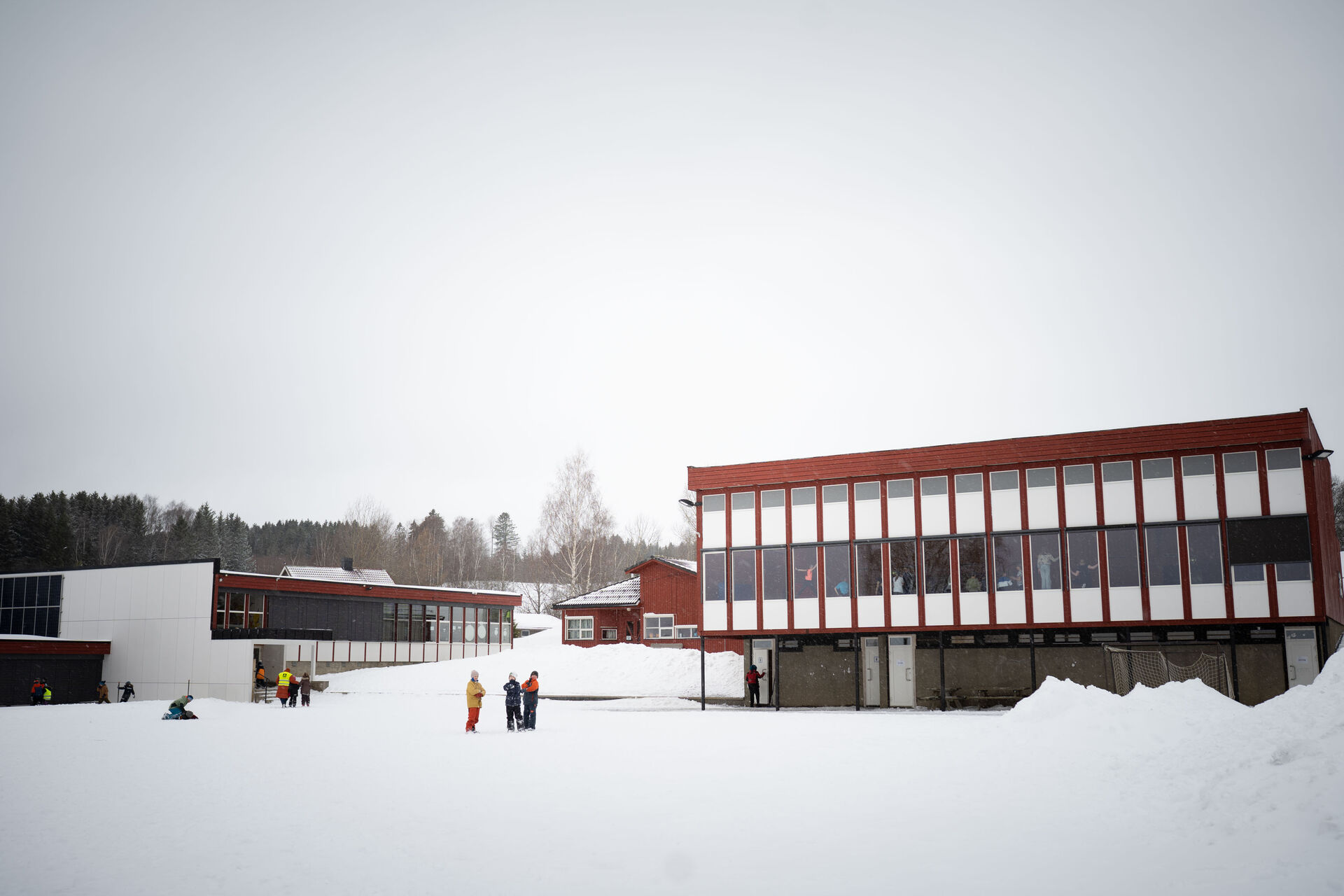 Bilde av Kirkekretsen skole i snøvær. 