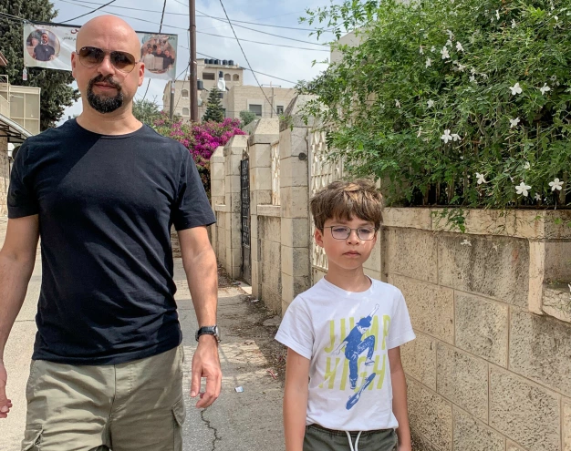 Nadim Khoury sammen med sønnen på gata i Jerusalem