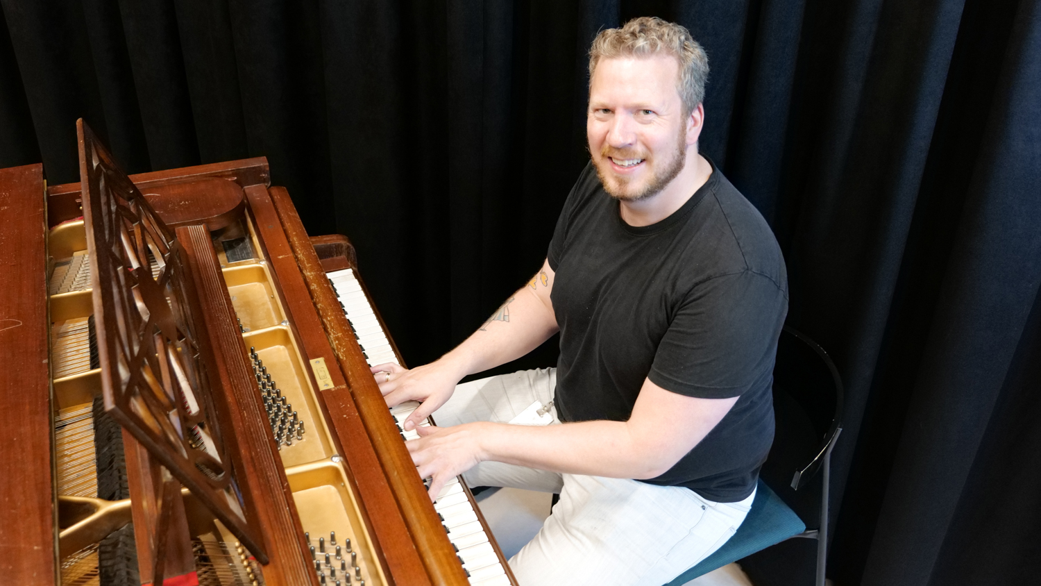 Eirik Skjelstad sitter ved et piano