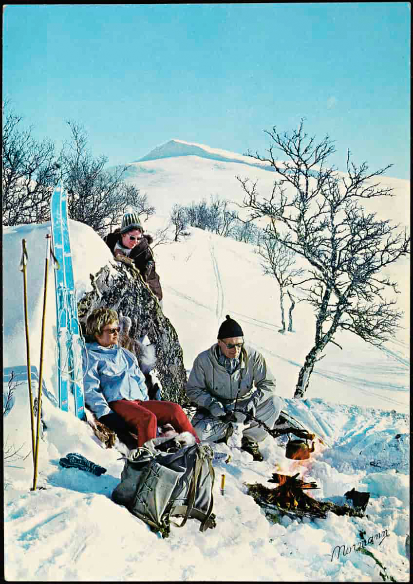 Bilde av en familie på skitur i påsken i gamledager på fjellet