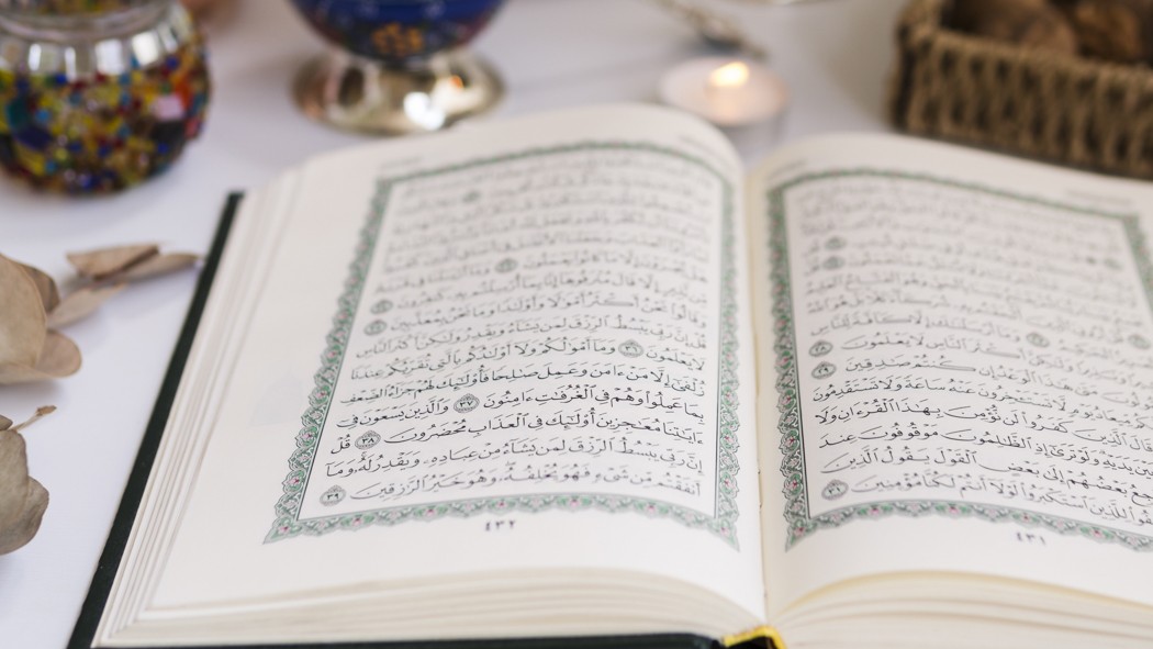 Bilde av koranen som ligger oppslått på et bord