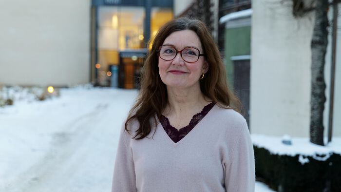 Marit Sletmoen står utenfor hovedinngangen til HINNs lokaler på Hamar.