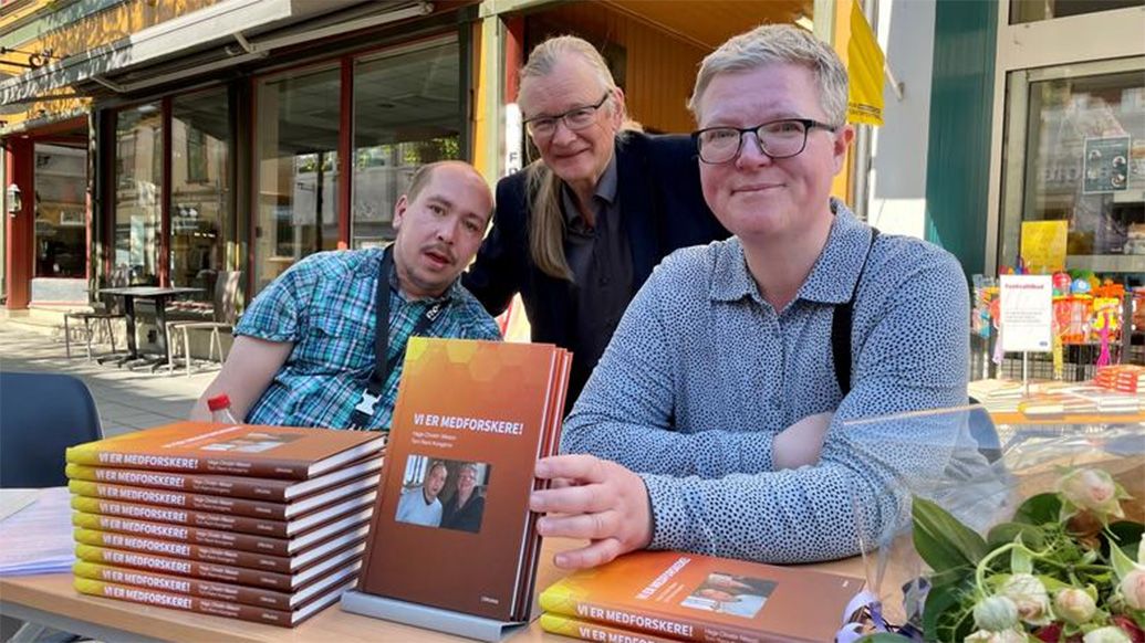 Tom Remi Kongsmo (left), Frank Jarle Bruun, and Hege Christin Nilsson in Storgata in Lillehammer, celebrating the release of the book 'Vi er medforskere!' (We Are Co-Researchers!
