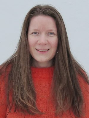Portrettbilde av forfatter Rannveig Beito Svendby. Hun smiler, har langt brunt hår og rød genser.
