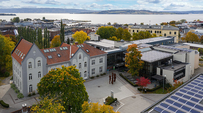Dronebilde som viser høgskolens studiested på Hamar fra lufta
