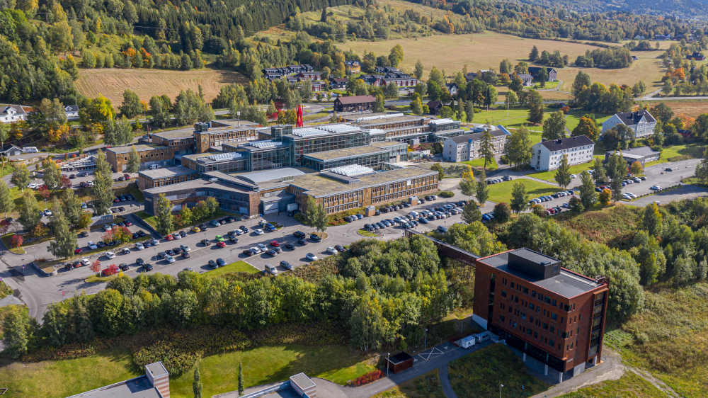 Dronebilde som viser høgskolebygg på Lillehammer fra oven