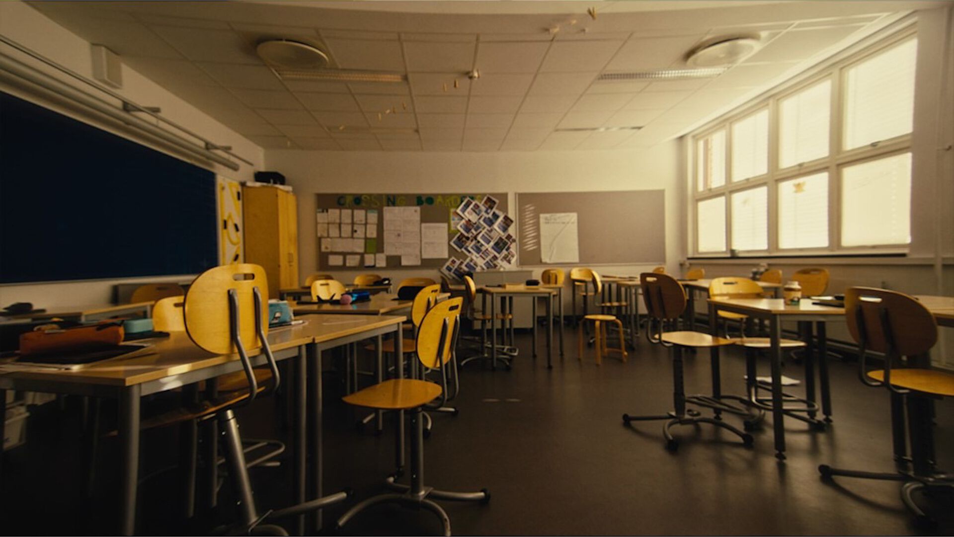 Bilde fra et tom klasserom på en barneskole