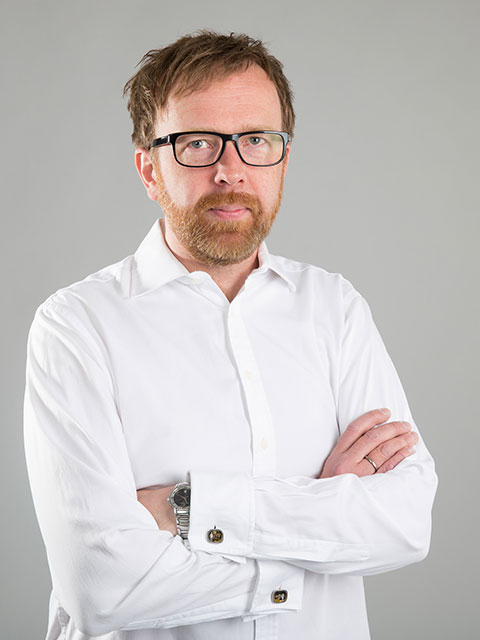 Eirik Solheim i  hvit skjorte