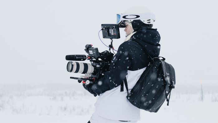 Portrett av Betina Trollsås med kamerarigg ute i snølandskap 