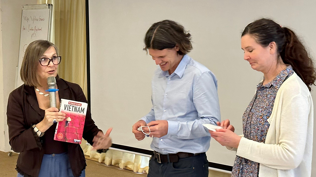 Prosjektleder Kerstin Söderström overrekker takk for innsatsen til Erik Winter Skogli og Elisabeth Øverland.