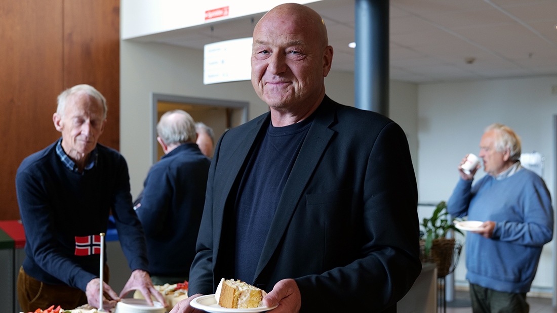 Dekan Morten Ørbeck som spiser kake under markeringen. 