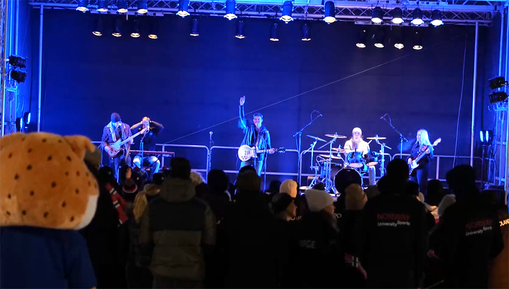 Bilde av bandet på scenen med publikum foran.