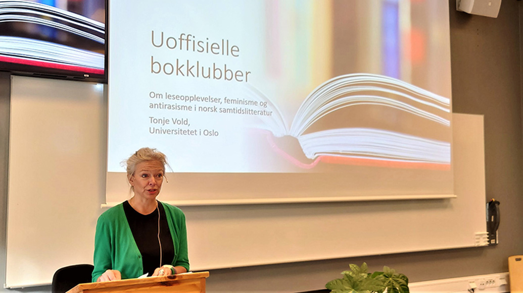 Bildet viser professor Tonje Vold fra Universitetet i Oslo, som holder foredrag i auditoriet.