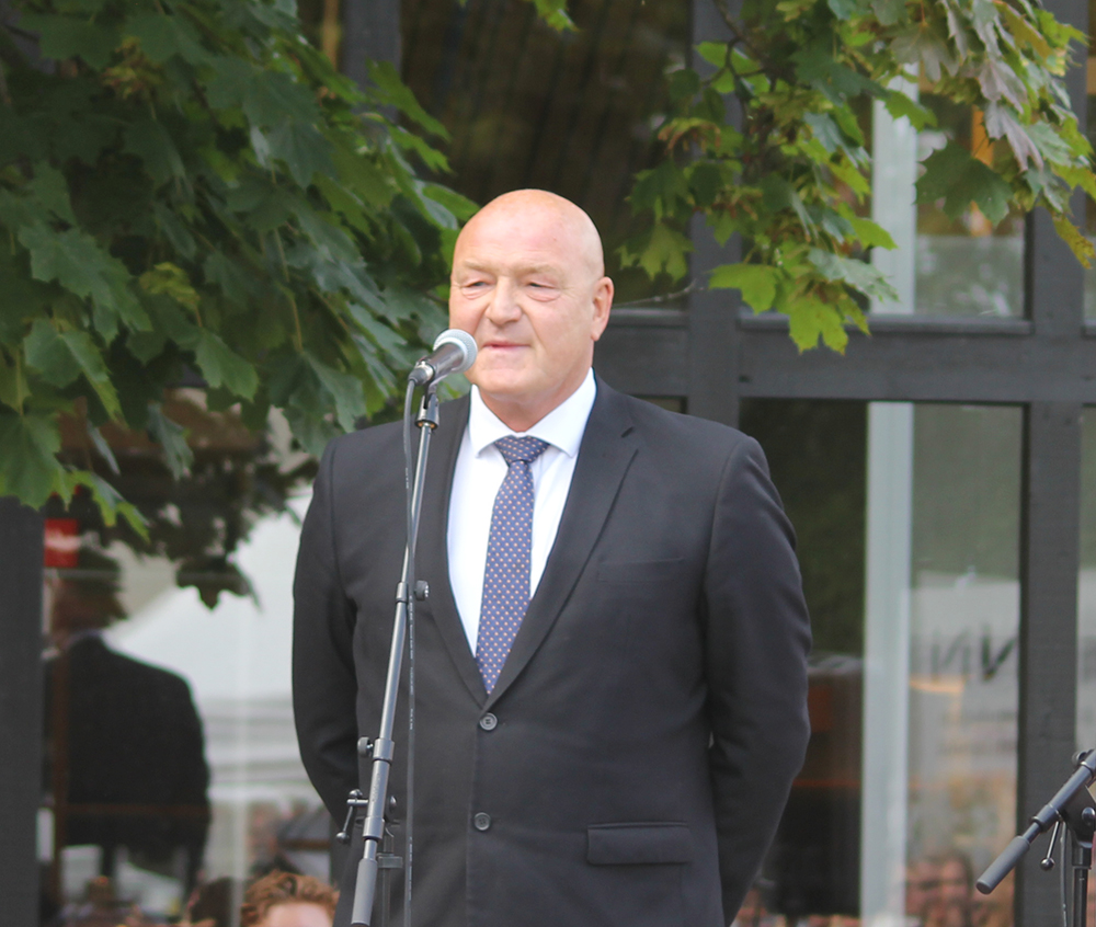 Bilde av dekan Morten Ørbeck som holder tale til studentene på studiestart høsten 2023.