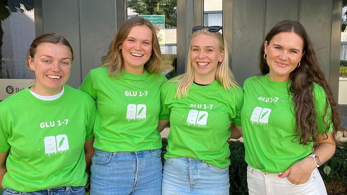 Fire kvinnelige lærerstudenter med grønne t-skjorter under fadderuka. 