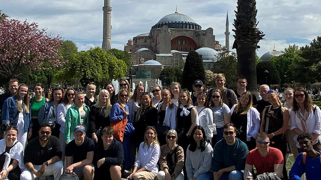 Gruppebilde av studentene og lærerne som besøkte Istanbul. Her foran Hagia Sofia. 
