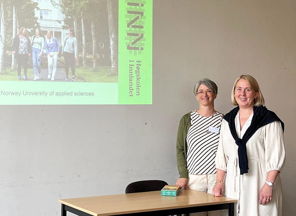 Bilde av prodekan utdanning Gunhild Tomter Alstad og leder for studieadministrasjonen, Hilde Hildonen Brustad presenterte søknaden fra Fakultet for lærerutdanning og pedagogikk i nettverkets møte i juni 2024. 