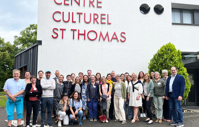 31 representatives for the network are posing in front of Centre Culturel St. Thomas.