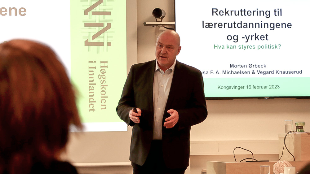 Bilde av Morten Ørbeck som prater for utdannings- og forskningskomiteen 