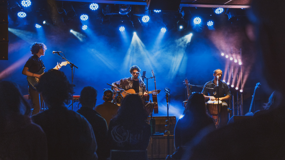 Bilde av bandet Limbo på en scene med publikum i forkant