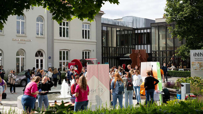 Bilde viser nye studenter på høgskoletorget på Hamar ved studiestart.