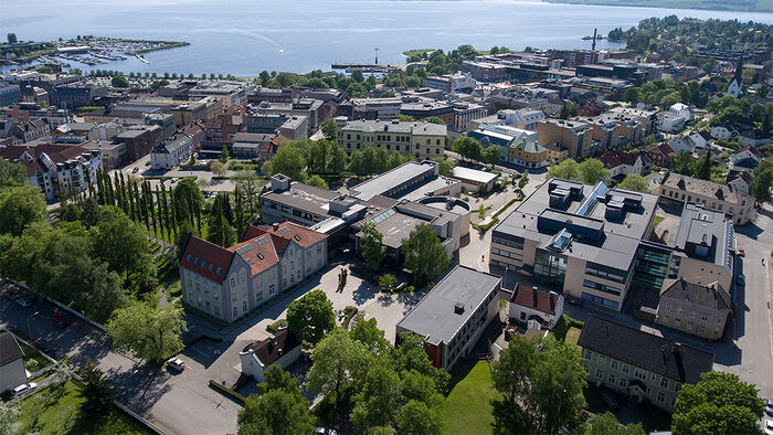 Bildet viser hele campus på Hamar med Mjøsa i bakgrunnen, tatt med drone.
